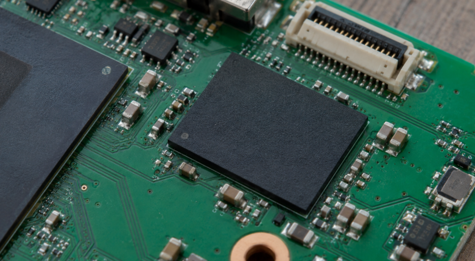 eMMC vs UFS: Which Storage Should You Choose? 1 Close Up Of A Storage Chip On A Green Circuit Board
