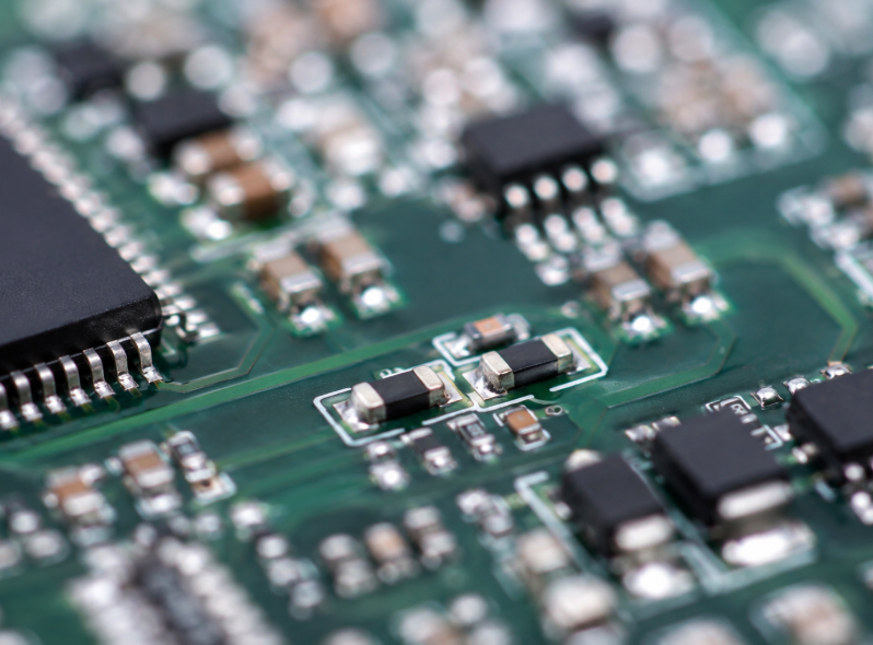 Resistori SMD montati su un circuito stampato